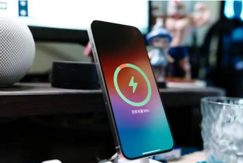 滑县苹果15换屏服务分享用什么充电器给iPhone15充电更好 